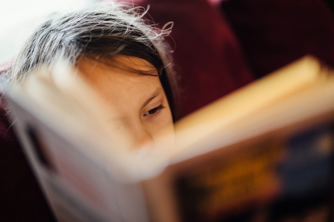 Mädchen liest zuhause – Bücher für Kinder