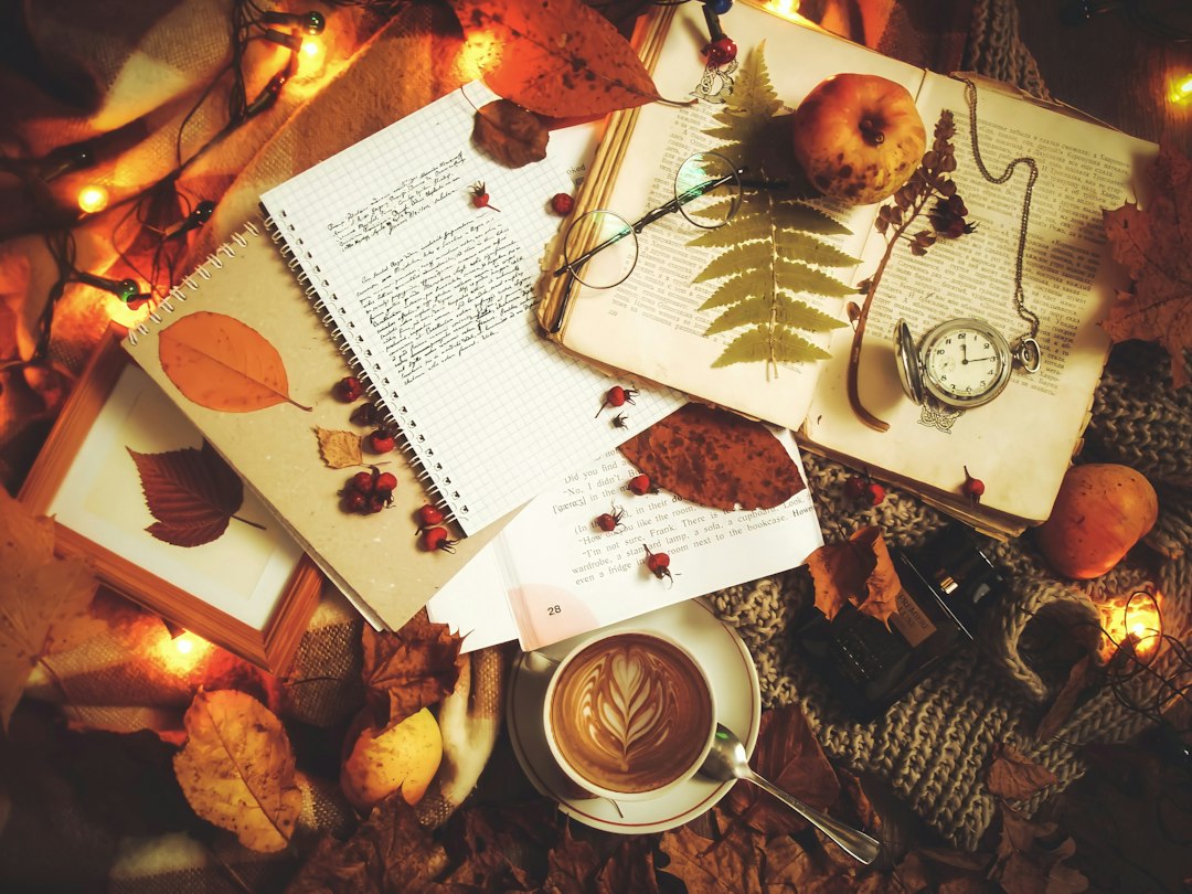 Gemütlicher Herbstabend mit Buch und Tasse