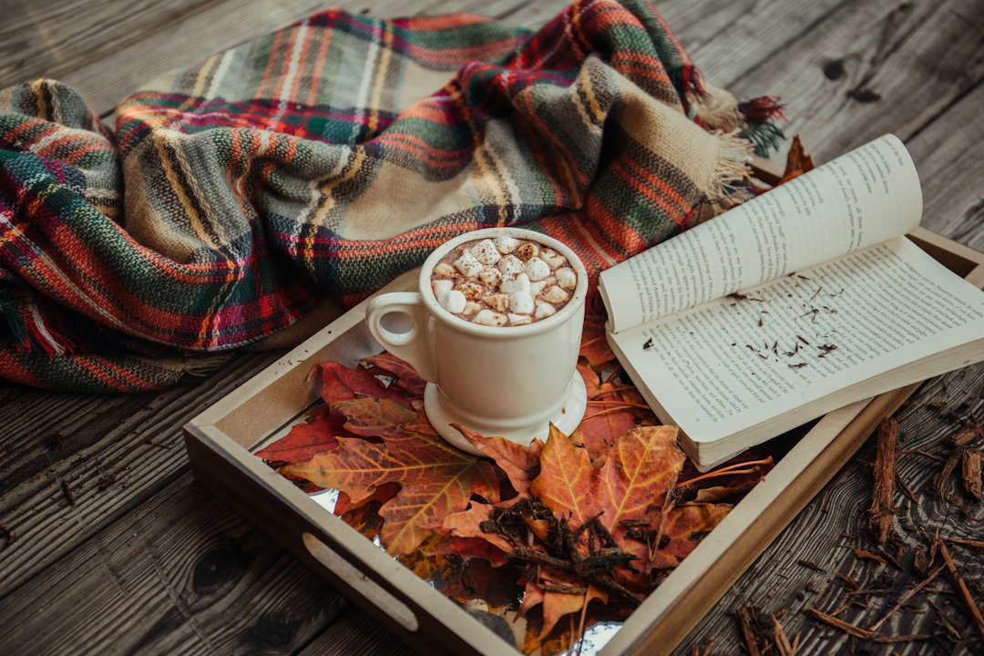 Bücher und eine Tasse Kaffee für einen gemütlichen Herbstabend