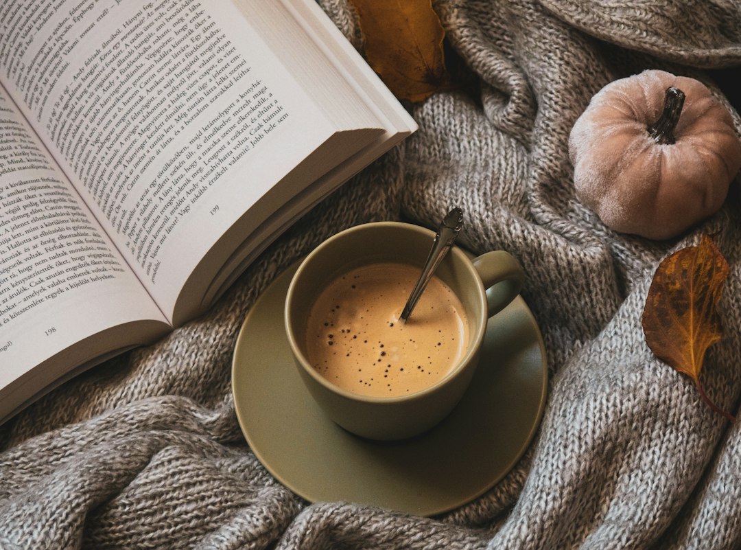 Herbstliche Leseecke mit Buch und warmen Accessoires