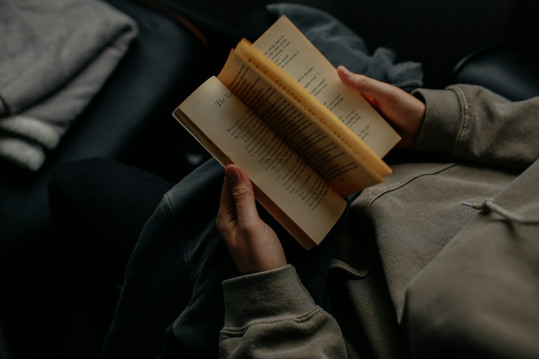 Person liest – Krimi Buchtipps