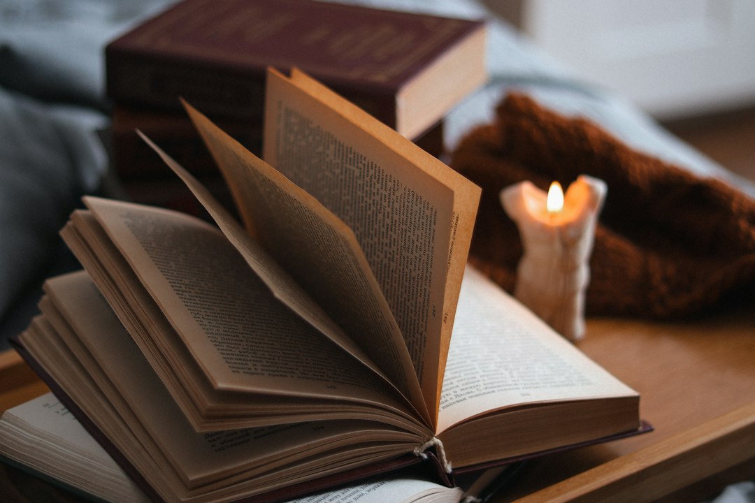 Offenes Buch mit Kerze – Krimis für gemütliche Abende