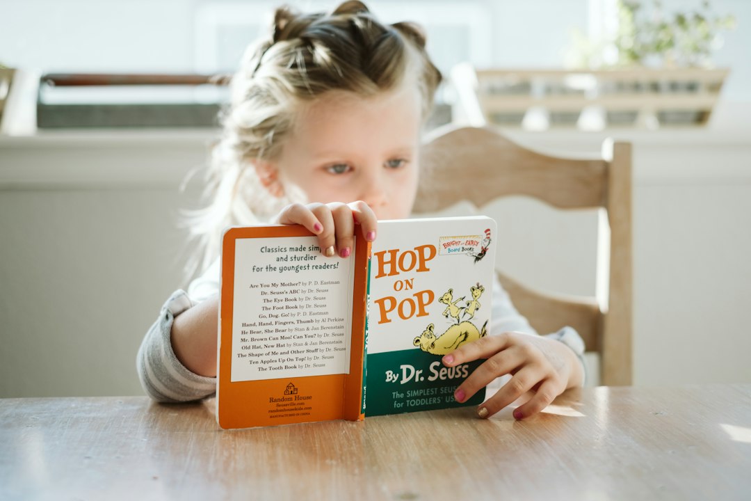 Kind liest ein Buch – Lesetipps für Grundschulkinder